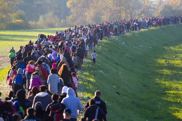 Refugee rights, refugees walking